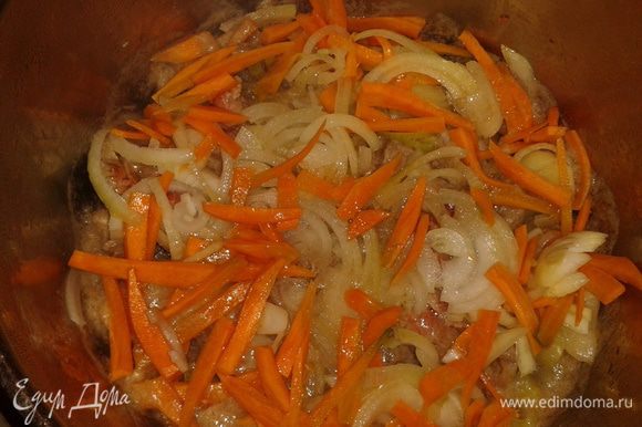 В мясо добавьте лук и морковь, нарезанные соломкой.