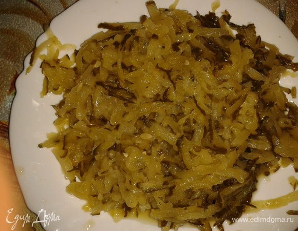 3 соленных огурца через терку и добавьте все в кастрюлю.