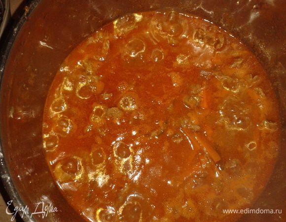 Добавьте томатной пасты.