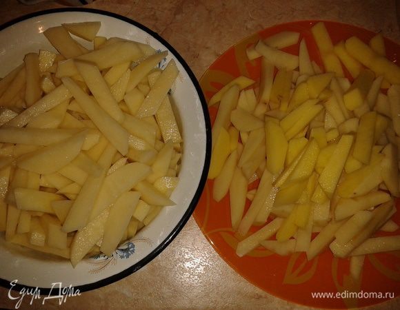 Нарежьте картошку соломкой.  