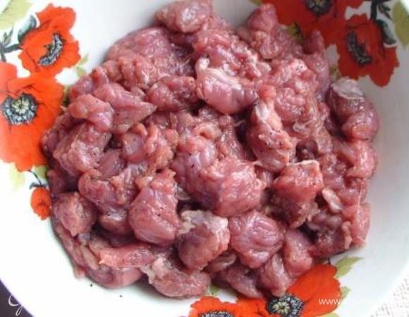 Мясо промыть, обсушить, порезать на маленькие кусочки. Посолить, поперчить и оставить мариноваться минимум на полчаса.