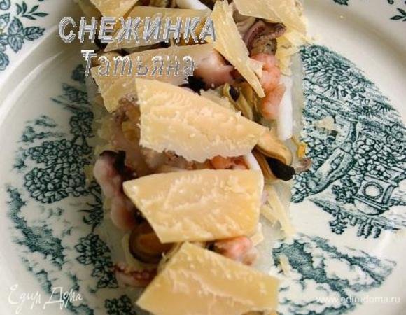 Сверху раскладываем пластинки сыра Джюгас.

