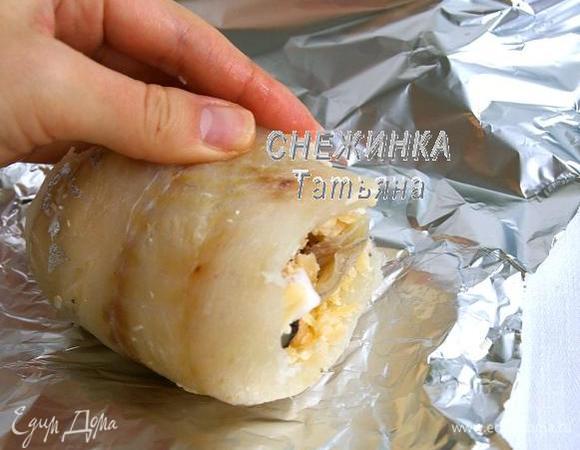 Аккуратно сворачиваем достаточно плотный рулет, начиная с узкого конца. Заворачиваем рулет плотно в фольгу и концы хорошо закручиваем, наподобие конфеты. Ставим запекаться в разогретую до 180С духовку на 20 минут.