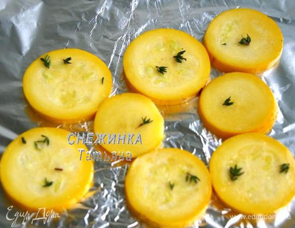 Цукини нарезаем кружочками. Солим, приправляем листочками тимьяна, добавляем оливковое масло, перемешиваем, чтобы все кружочки оказались заправленными и раскладываем на противень на фольгу. Ставим запекаться в разогретую до 180С духовку на 10 минут, до мягкости. 