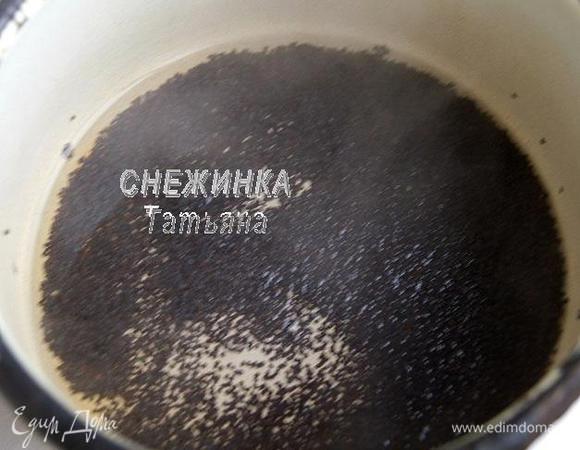 Для соуса мак заливаем вином, ставим на огонь, доводим до кипения. Оставляем, чтобы мак набух.