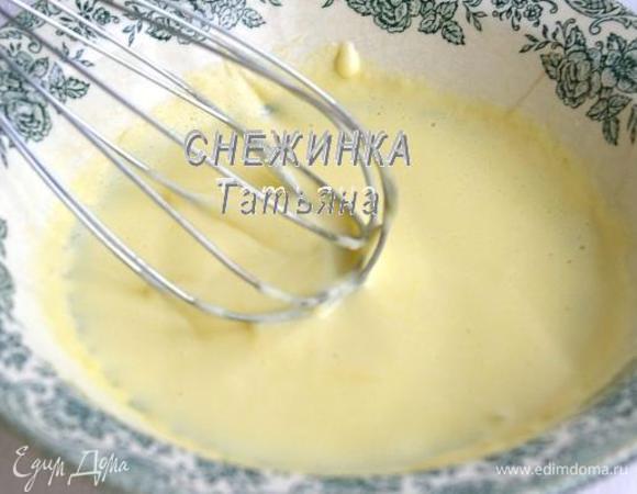 В мисочке соединяем желток и сливки. Ставим на водяную баню, и, помешивая венчиком, доводим до загустения. Растапливаем сливочное масло и горячее масло вливаем в соус, помешивая венчиком. Держим ещё немного на водяной бане и снимаем. 