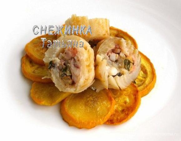 Готовые цукини выкладываем веером на сервировочные тарелки. Рулет, вынув из духовки, оставляем на пару минут. Затем разворачиваем фольгу. Рулет нарезаем. По три кусочка рулета выкладываем в центре блюда.