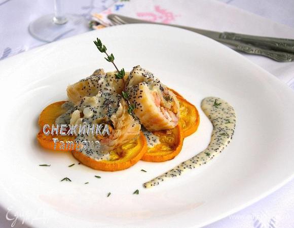 Поливаем рулет соусом, украшаем веточкой свежего тимьяна. Тарелку украшаем соусом и листочками тимьяна. Приятного аппетита!