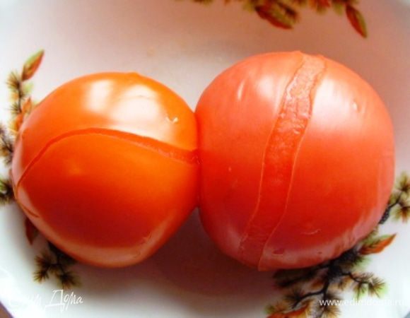 Тем временем очистить помидоры от кожуры. Для этого слегка надрезать  их и кинуть в кипящую воду - шкурка начнет слазить. Затем вытащить и порезать на кубики (только мякоть, без семян).