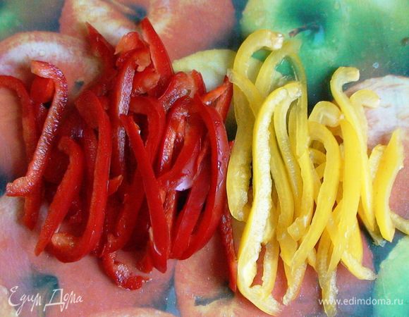 Перец нарезать длинной соломкой.