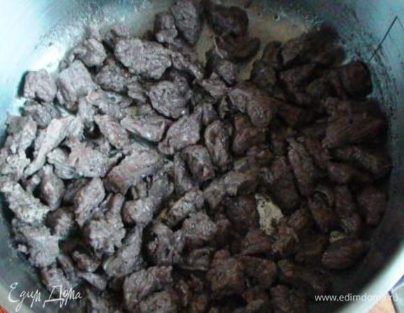 Добавить лавровый лист, затем мясо, несколько минут его поджарить, часто мешая. Влить вино, дать ему выпарится на среднем огне.