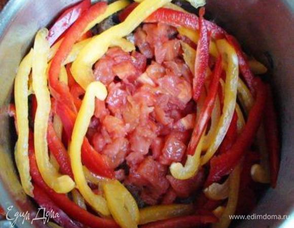 Добавить помидоры и перец, проверить на соль, закрыть крышкой и тушить около 40 минут, периодически добавляя бульон.