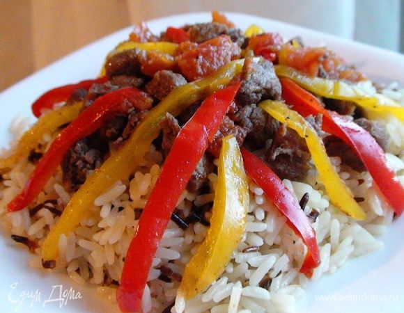 Рис отварить отдельно в подсоленной воде до готовности.
Подавать рис, сверху выложив мясное рагу с овощами.