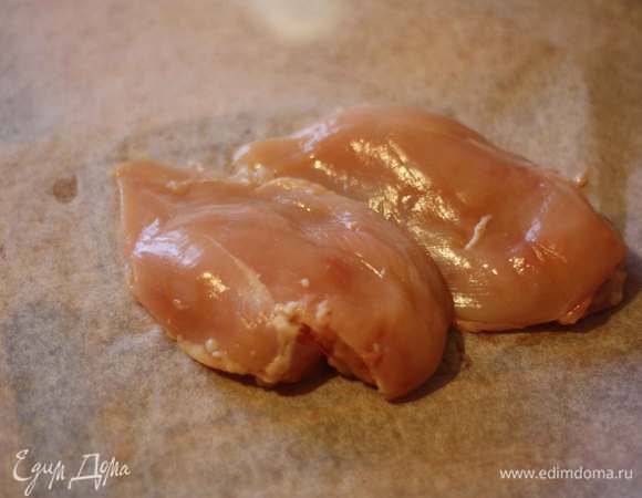 Грудки помоем, обсушим бумажным полотенцем. Положим на лист пергамента...