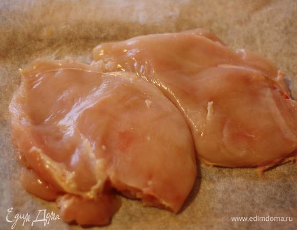 В отличие от молотка для мяса, это не деформирует волокна и структура курицы остается целой. А значит и ее сочность))