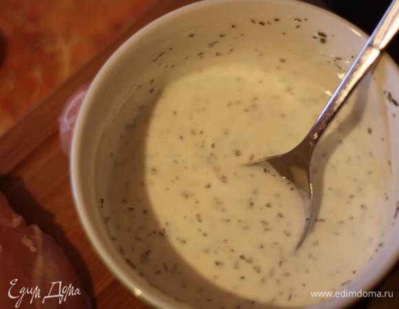 Делаем маринад. натираем с лимона и лайма цедру и выжимаем сок. Смешиваем йогурт с оком и цедрой, добавляем сухие травы,примерно по 1 ч.л., солим. Кладем наши грудки в маринад, чтобы были полностью покрыты и ставим в холодильник на 2-3 часа.