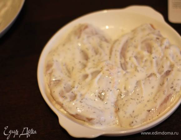 Достаем, перекладываем на противень и ставим в разогретую до 160 градусов духовку на 15-20 минут.