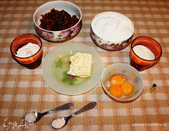 Подготовить ингредиенты для теста. Масло оставить при комнатной температуре примерно на 1 час. Изюм и курагу пропустить через мясорубку. Отделить желтки. 