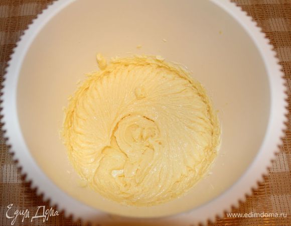 Взбить желтки с сахаром, добавить размягченное сливочное масло и снова взбить. Добавить сметану, соду (соду добавить именно в сметану. чтобы произошло гашение), соль, ванилин  и еще немного взбить всю массу.​​ 
