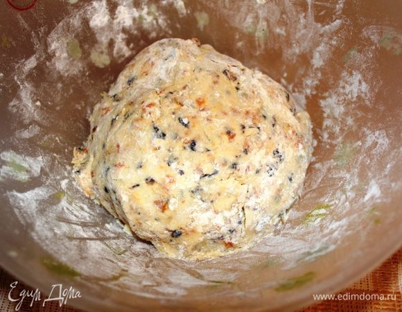 Далее, добавить перекрученные сухофрукты. Все перемешать и постепенно добавить просеянную муку.
Замесить тесто. Дать отдохнуть 10-15 минут.