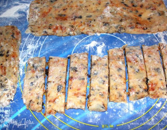 Разогреть духовку до 180 градусов.
Тесто разделить на части, каждую - раскатать в плоские колбаски​​​, которые нарезать на поленья.