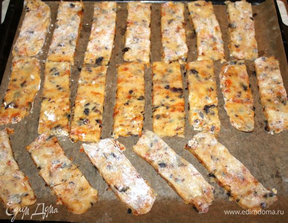 Выложить их на противень, застеленный пергаментом. Выпекать примерно 10 минут до золотистого цвета. 