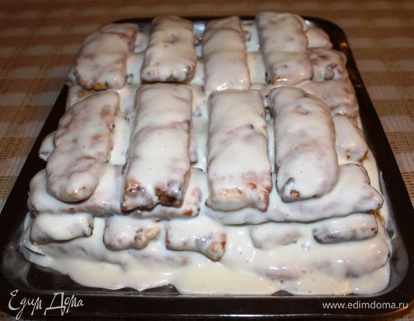 Крема должно быть много, но он очень хорошо впитывается))) Торту дать постоять в холодильнике ночь для пропитки.