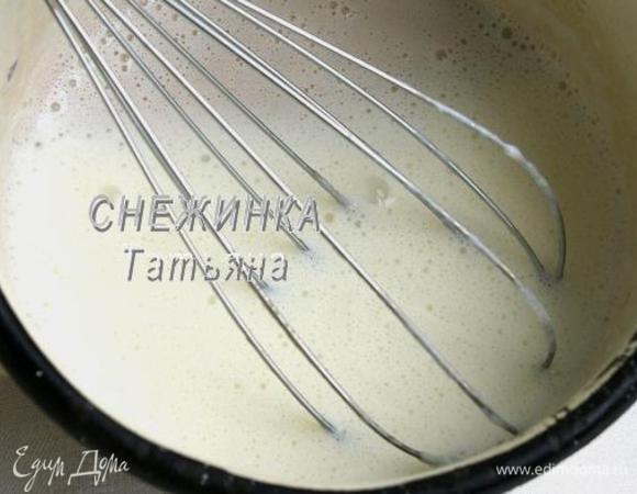 В кастрюльке или сотейнике соединяем молоко и крахмал. Взбиваем венчиком. Ставим на маленький огонь и, продолжая взбивать, доводим массу до загустения.