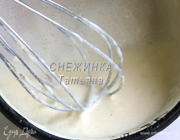 Снимаем с огня, добавляем сыр. Быстро перемешиваем, он весь растворится. Оставляем массу слегка остыть.