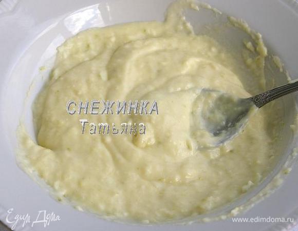 Добавляем желтки, цедру и сок лайма. Хорошо перемешиваем.