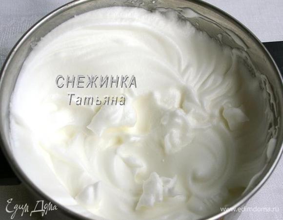 Взбиваем белки в крепкую устойчивую пену. Постепенно вводим сахар, взбиваем до устойчивой глянцевой пены.


