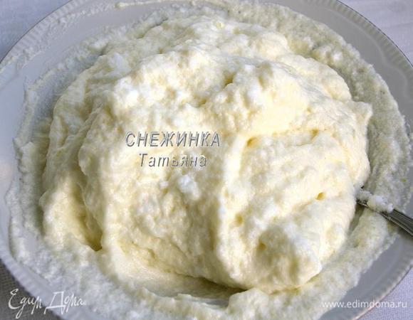 Вводим аккуратно в несколько подходов белки в общую сырную массу, перемешивая ложкой снизу вверх. 