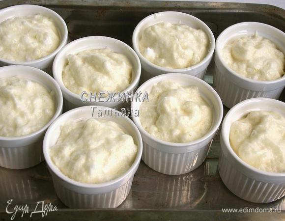 Раскладываем суфле в формочки.