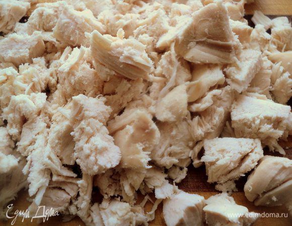 Вареное куриное филе порезать на кусочки.