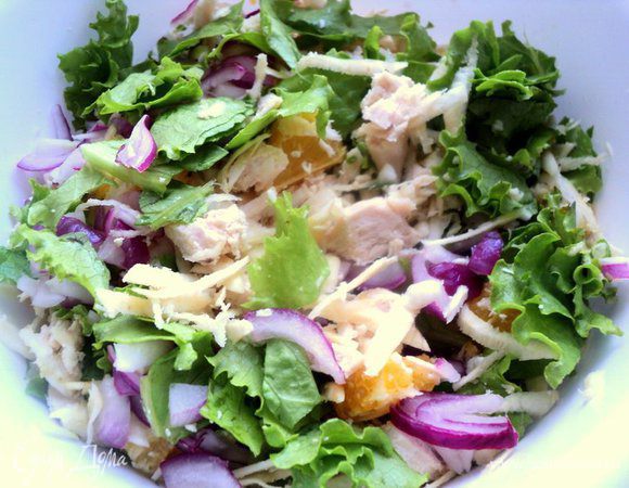 Листья салата порвать на кусочки, добавить апельсин, сельдерей, куриное филе, отжатый от маринада лук, зерна граната. Посолить по вкусу и заправить сметаной или йогуртом.