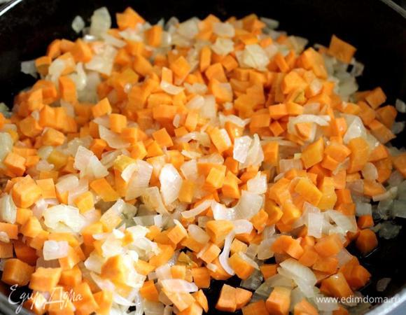 Лук и морковь нарезать мелким кубиком, чеснок измельчить. На растительном масле немного потушить лук и чеснок. Добавить морковь и продолжить тушение.