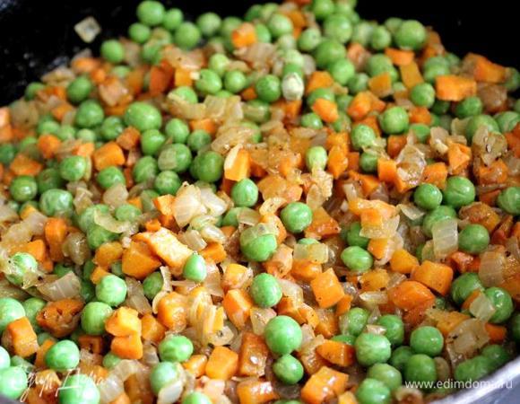 Добавить в сковороду горох, соль, бульон и столовую ложку приправы. Тушить ещё минут 5. Остудить начинку и добавить в неё мелко рубленную петрушку.