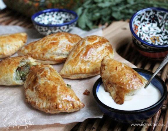 Противень застелить пергаментом. Выложить на противень пирожки, смазать смесью желтка и молока. Выпекать до золотистого цвета при 200*С около 15-20 минут или при 220*С -10 минут. Подавать пирожки тёплыми к салату или с йогуртом (лабне).
Приятного аппетита!