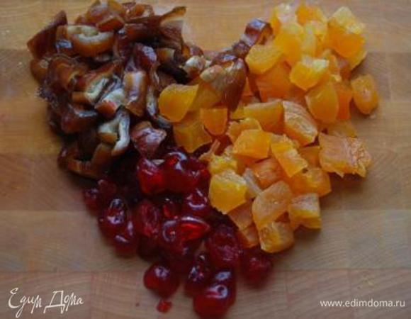 Сухофрукты – нарезать кубиком.