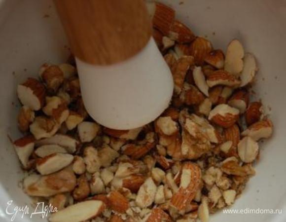 Миндаль и грецкий – крупно измельчить в ступке.