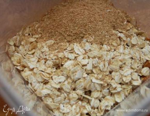 Соединить в контейнере овсянку, отруби, орехи и сухофрукты. Все перемешать. Хранить в плотно закрытом контейнере. 