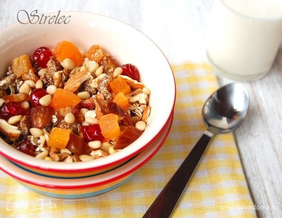 Выложить в тарелку необходимое кол-во смеси, залить молоком, йогуртом, любимым соком. Приятного аппетита!  