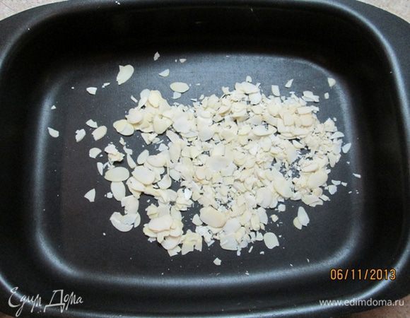 Миндальные лепестки подрумянить в духовке при температуре 180 град. (минут 7).