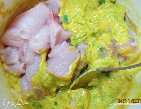 Куриное филе крупно порезать, поместить в маринад.
Мариновать курицу 4 ч. при комнатной температуре.
