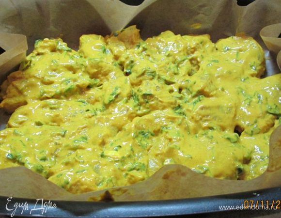 Духовку разогреть до 200 град. Противень застелить пергаментом.
Достать куриное филе из маринада, уложить на противень.
Запекать в духовке 15 мин. Курочка получается нежнейшая!
Подавать с салатным миксом, присыпав лепестками миндаля.
