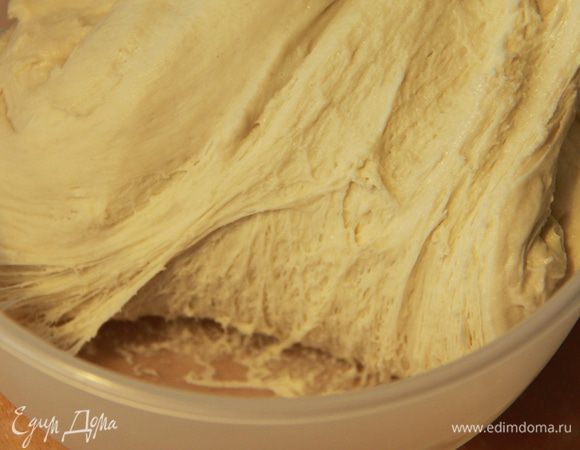 Накануне дня приготовления хлеба поставить зрелое тесто. Из всего количества ингредиентов получается примерно 900 г теста. 300 г зрелого теста понадобятся на этот рецепт, остальное тесто можно использовать для выпечки багетов. Зрелое тесто хранить в холодильнике до 4 дней. Ингредиенты для зрелого теста смешать, замесить тесто, работать с тестом 10 минут. Убрать тесто в холодильник на сутки или на ночь (прикрыв плёнкой или в ёмкость с крышкой).