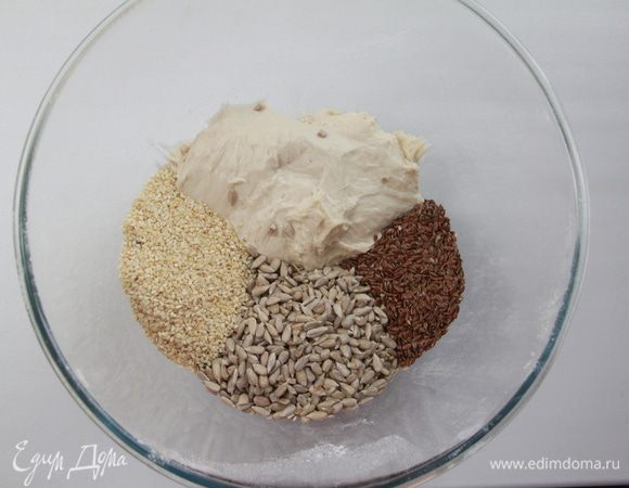 Подготовить зрелое тесто, семена подсолнечника, льна, кунжута.