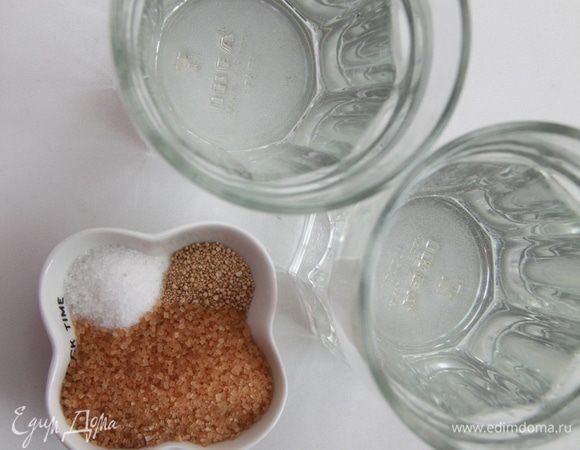 Отмерить воду, соль, дрожжи, сахар.