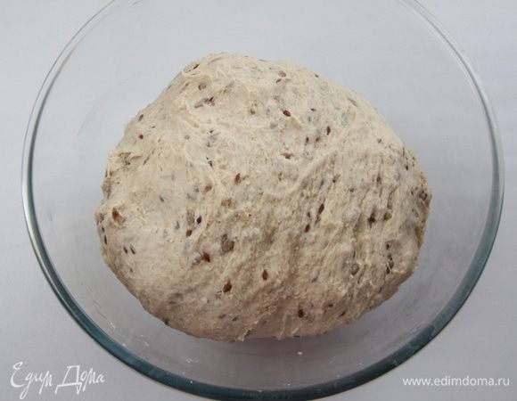 Соединить всю муку, зрелое тесто, семена, дрожжи, сахар, соль, воду. Замесить тесто. Работать с тестом 10-15 минут.