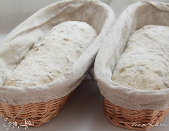 Тесто выложить на слегка присыпанный мукой стол, разделить на части (Бертине советует на 3, у меня получилось 2). Сформировать батоны, уложить в расстоечные корзины (ура! я купила расстоечные корзины). Оставить на 1,5 часа.